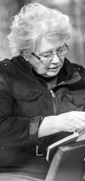 Julyanna B Hagen liest Julyanna B Hagen liest in einem Buch